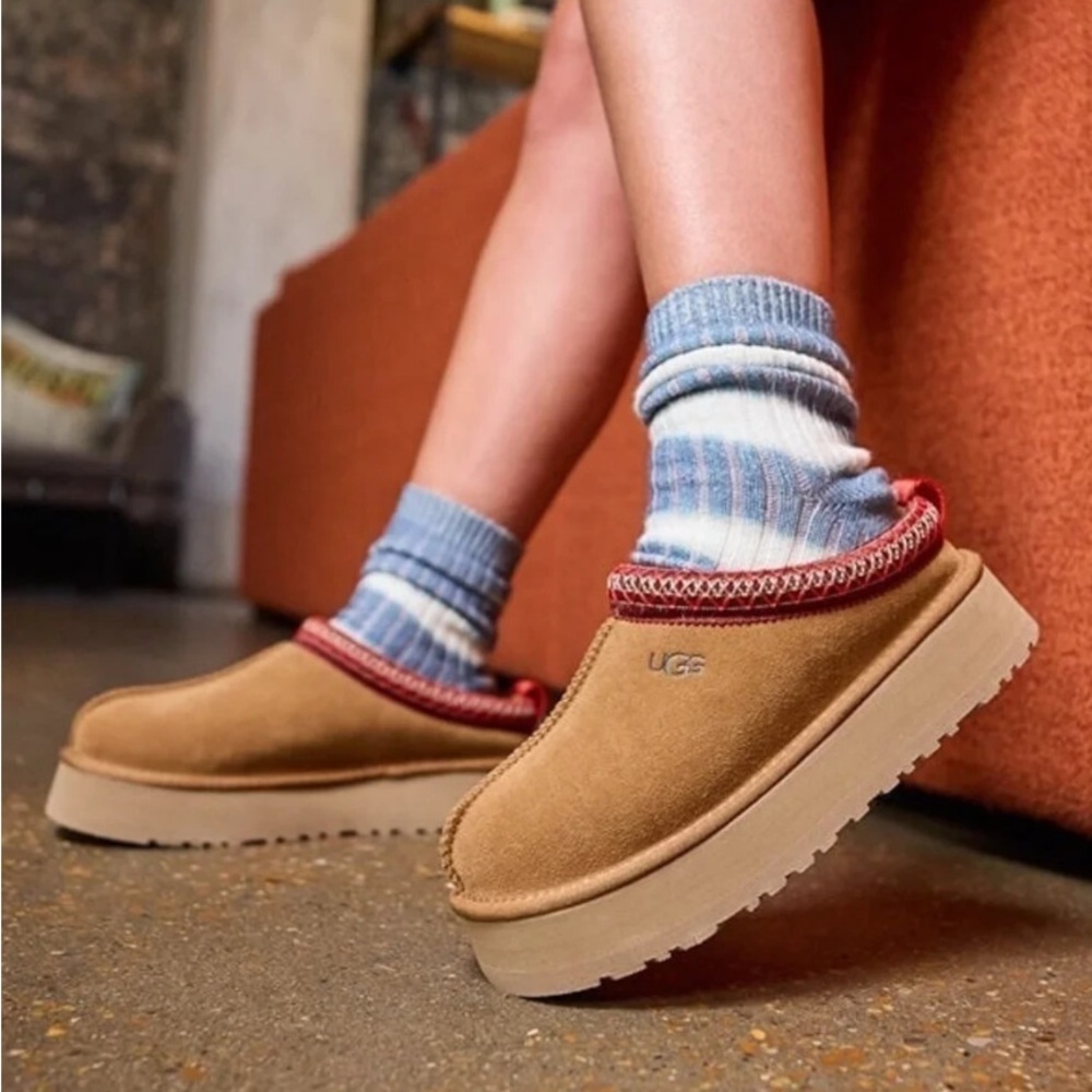 UGG Tazz women size 7 
BestSeller/gently worn 
Color.chestnut